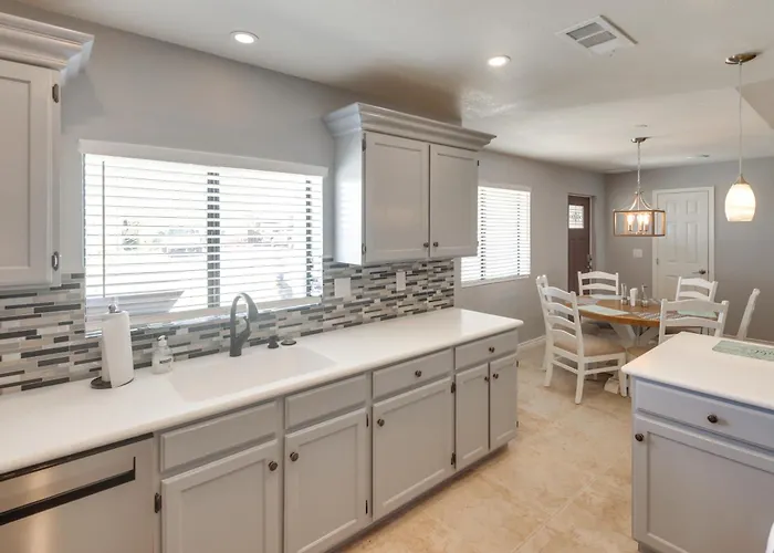 2 Mi To Havasu: W/ Patio & Pool Hébergement de vacances Lake Havasu City