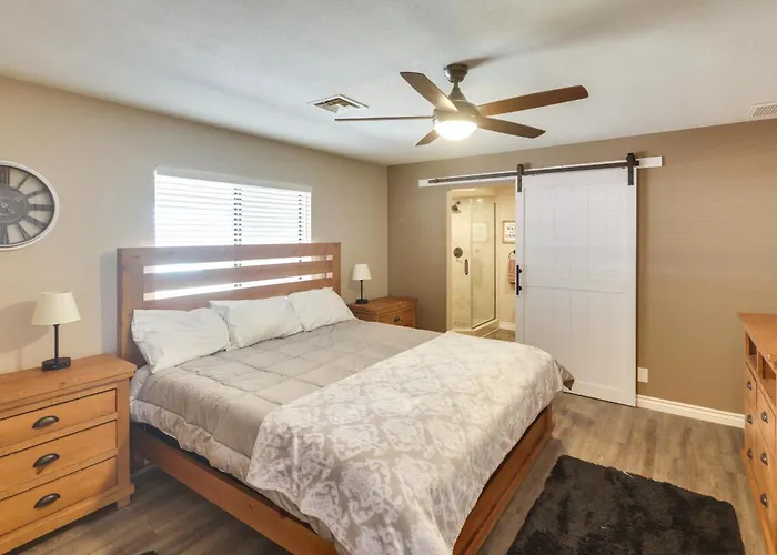 2 Mi To Havasu: W/ Patio & Pool Hébergement de vacances Lake Havasu City